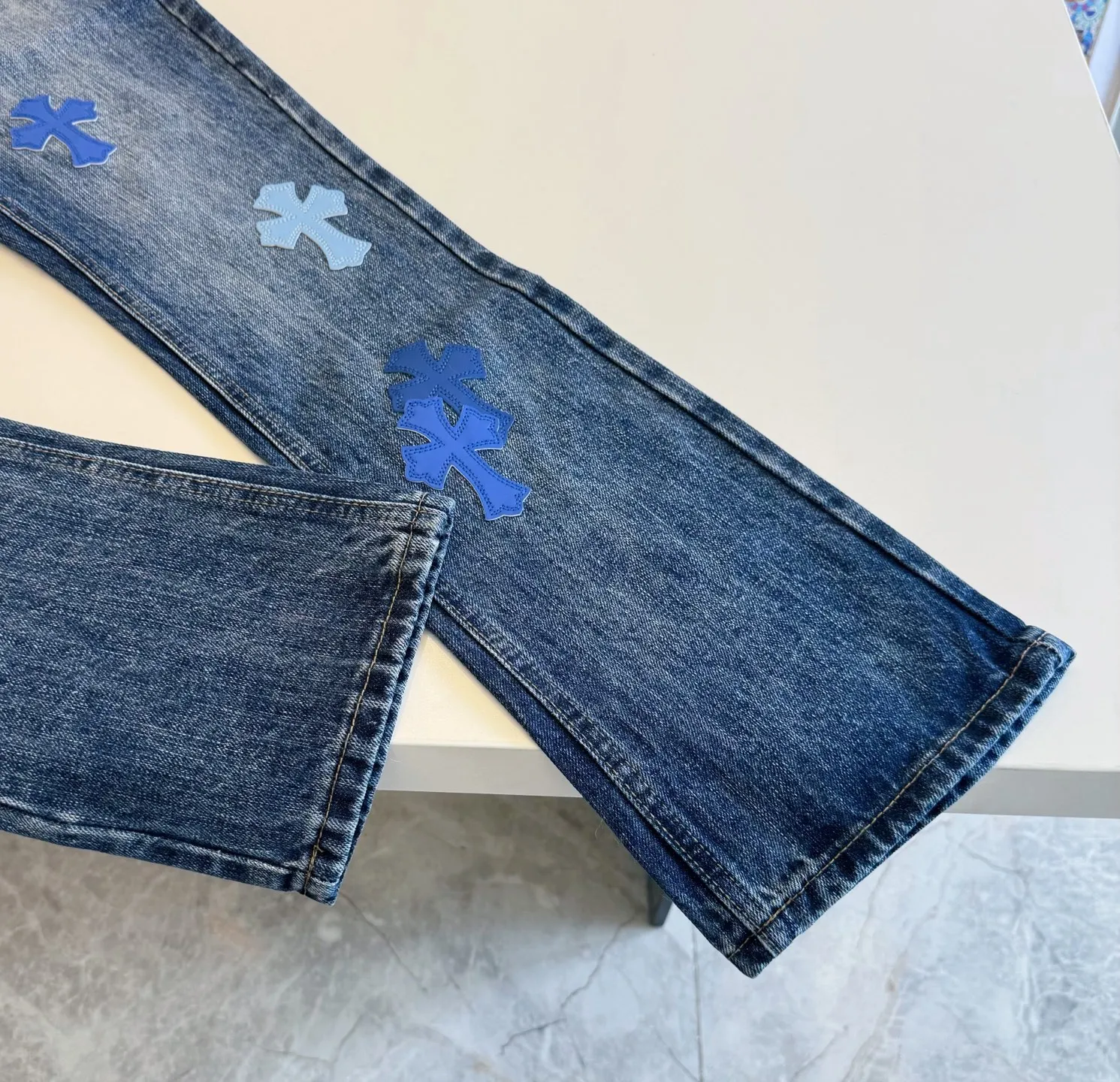 P270 Style number: D423 Chrome hearts CH new bootcut dark blue classic cross-fit leather jeans Size: s-XXL (28 30 32 34 36) Color: washed dark blue Size reference 28 trouser length 100 waist circumference 72 30 trouser length 101 waist circumference 76 32 trouser length 103 waist circumference 80 34 trouser length 104 waist circumference 84 36 pants length 106 waist 88